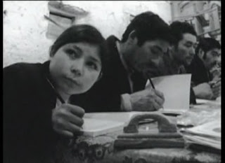 Fotografía de cuatro personas adultas escribiendo en cuadernos (1973)